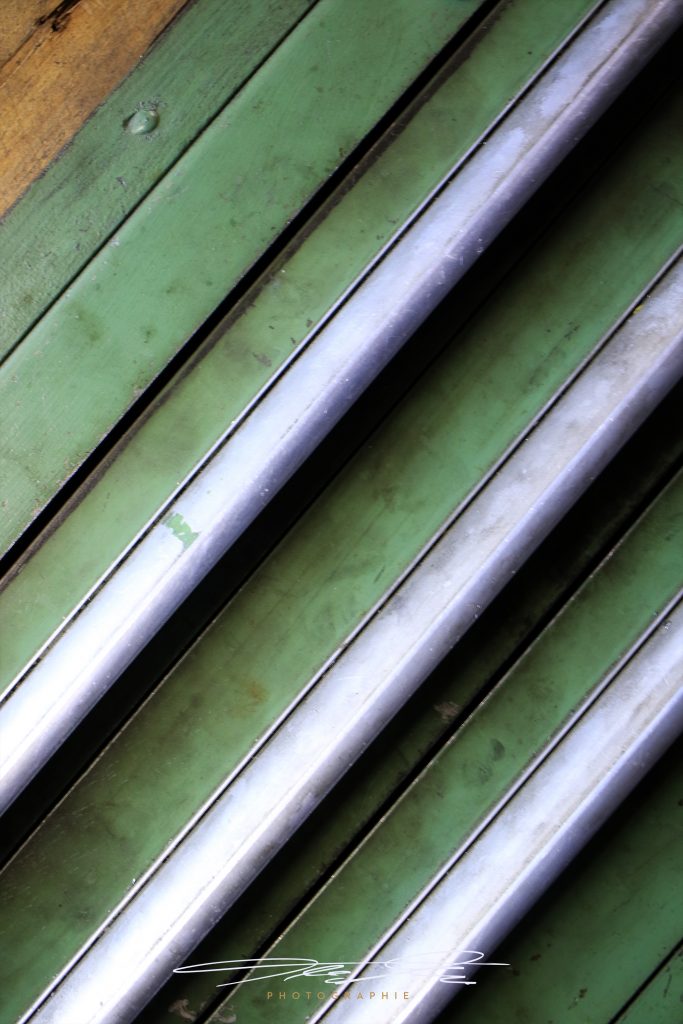 merge Linien in Grau/Grün