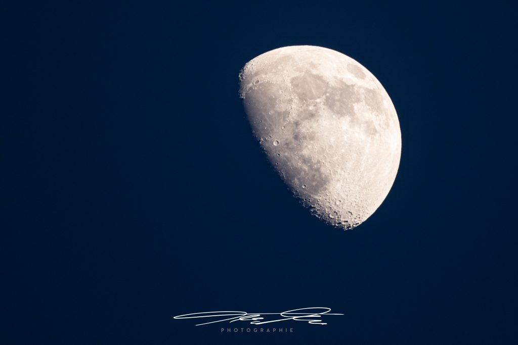 merge Halber Mond am Abendhimmel